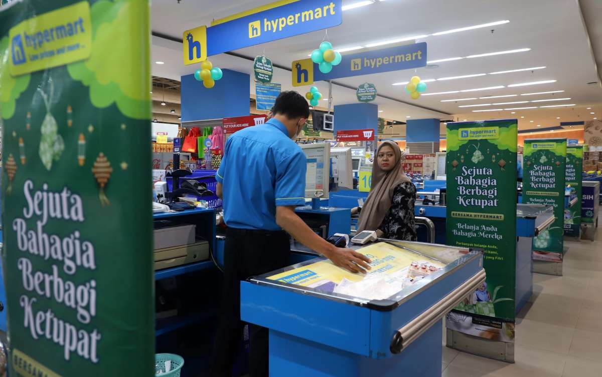 Hypermart Berbagi Ketupat untuk Warga Sekitar