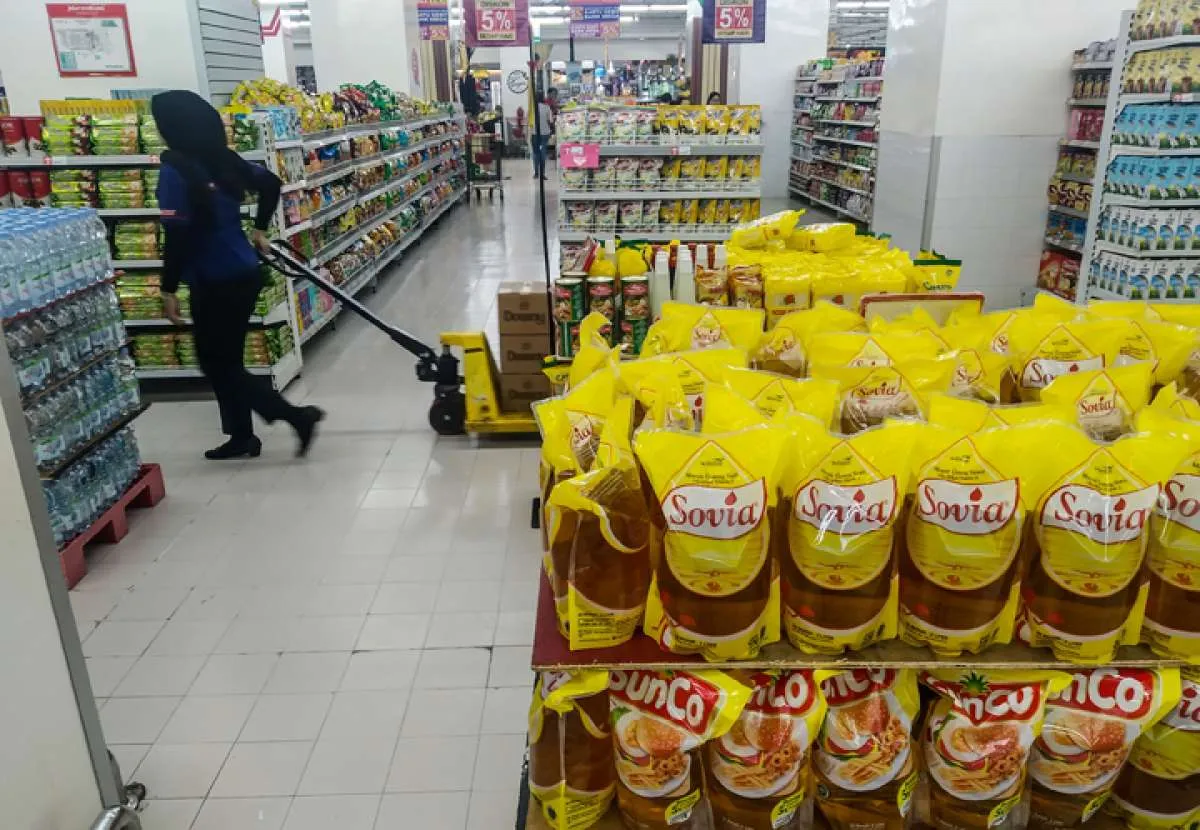 Melihat stok kebutuhan pokok di Transmart Carrefour di tengah lonjakan permintaan