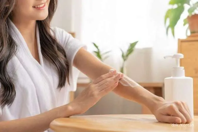 10 Merek Body Serum untuk Mencerahkan Kulit yang Terbaik