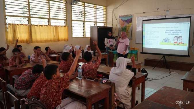  PT JIEP Bagikan 350 Buku Melalui Program TJSL JIEP Goes to School 