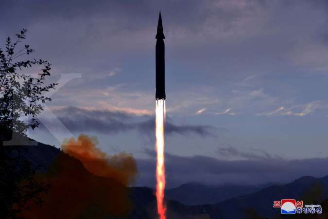 Korea Utara kembali menembakkan rudal balistik, diduga meluncur dari kapal selam