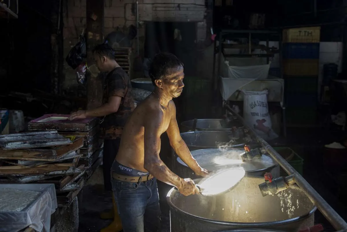 Ekonom LPEM FEB UI: Melambatnya Kegiatan Usaha Gara-Gara Isu Omicron dan Tapering Off