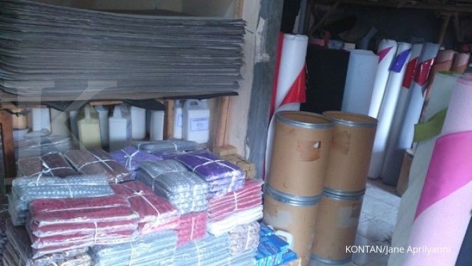 Berburu bahan baku sepatu di Pasir Eurih (1)
