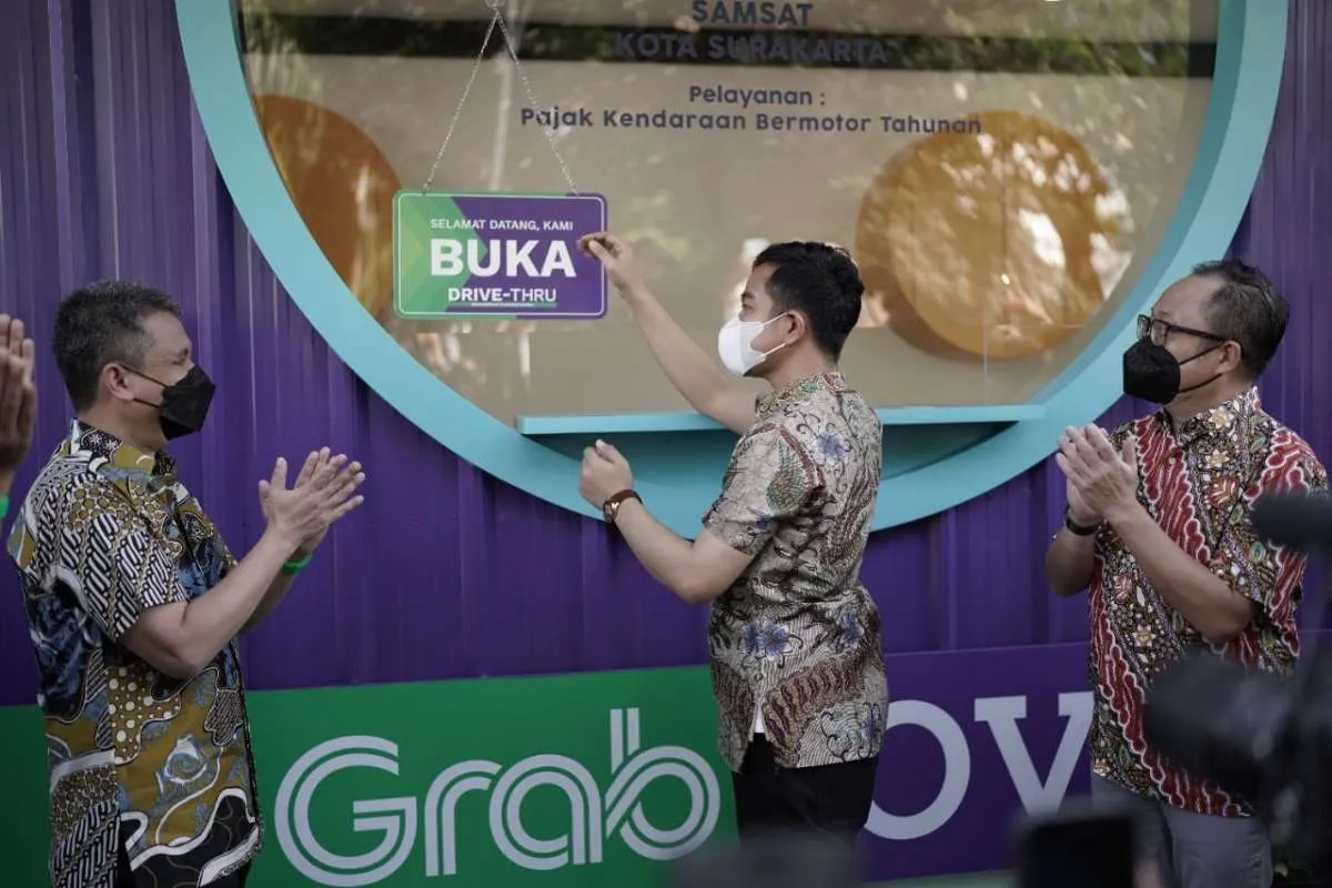 Grab dan OVO Luncurkan Pembayaran Pajak dan Layanan Publik Drive-Thru di Solo