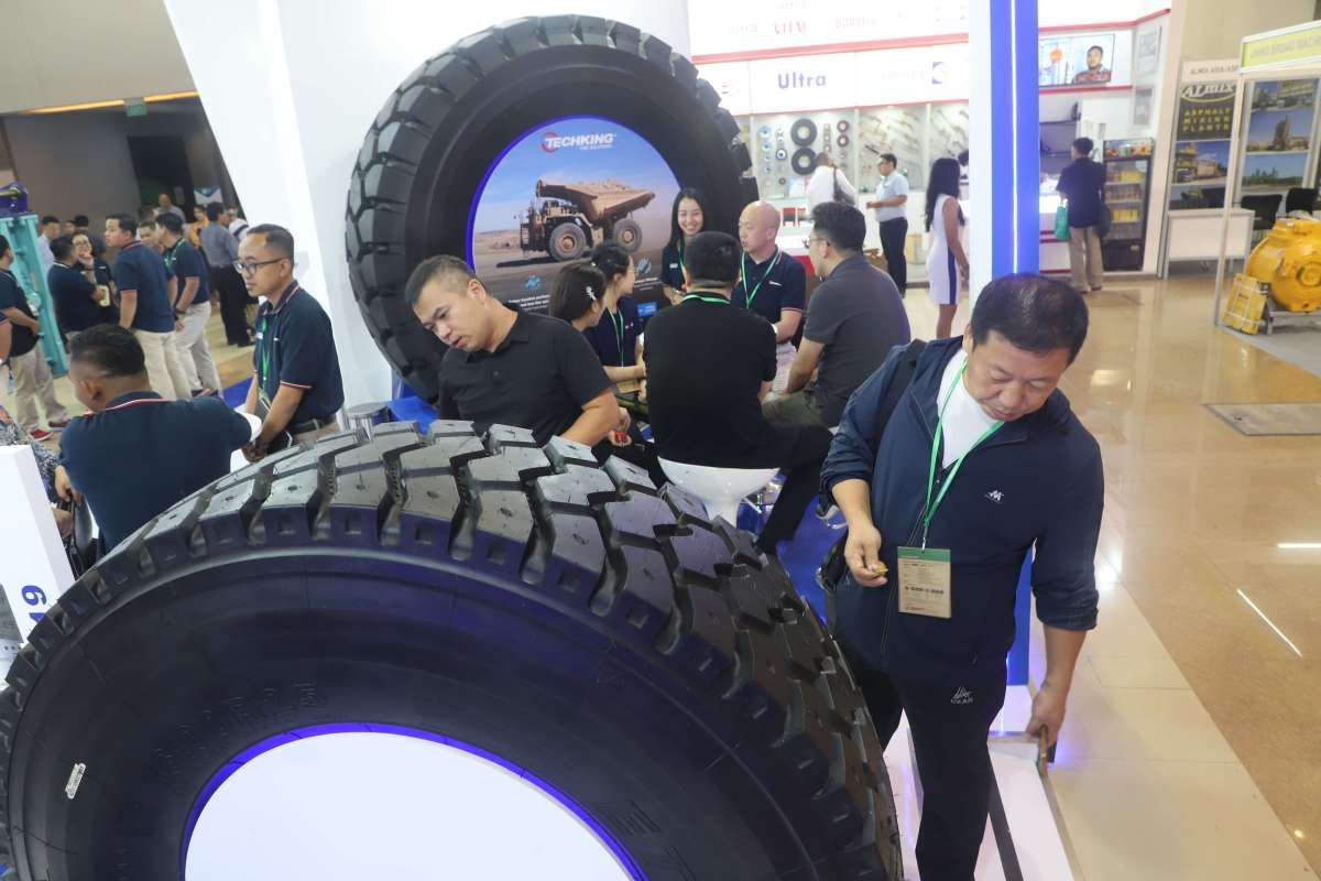 Intraco Penta (INTA) Luncurkan Ban Alat Berat Techking Tires Terbaru