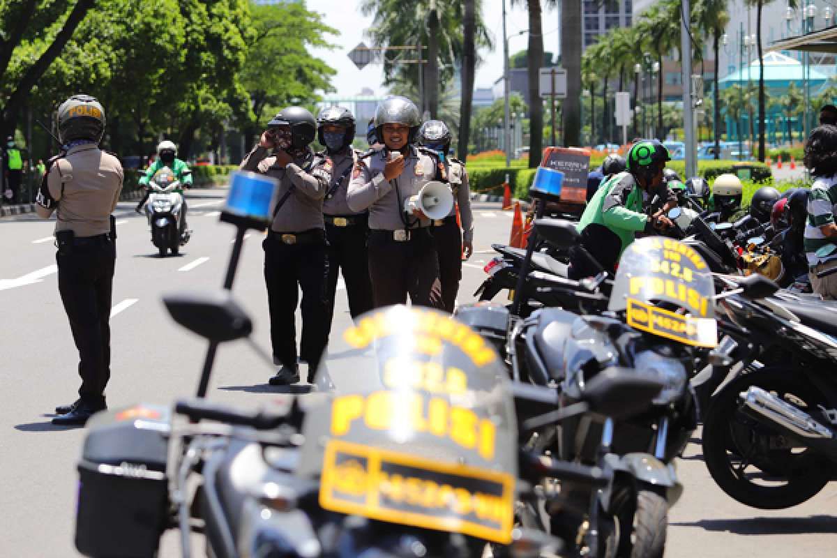 Polisi himbau pengemudi ojol yang berkerumun