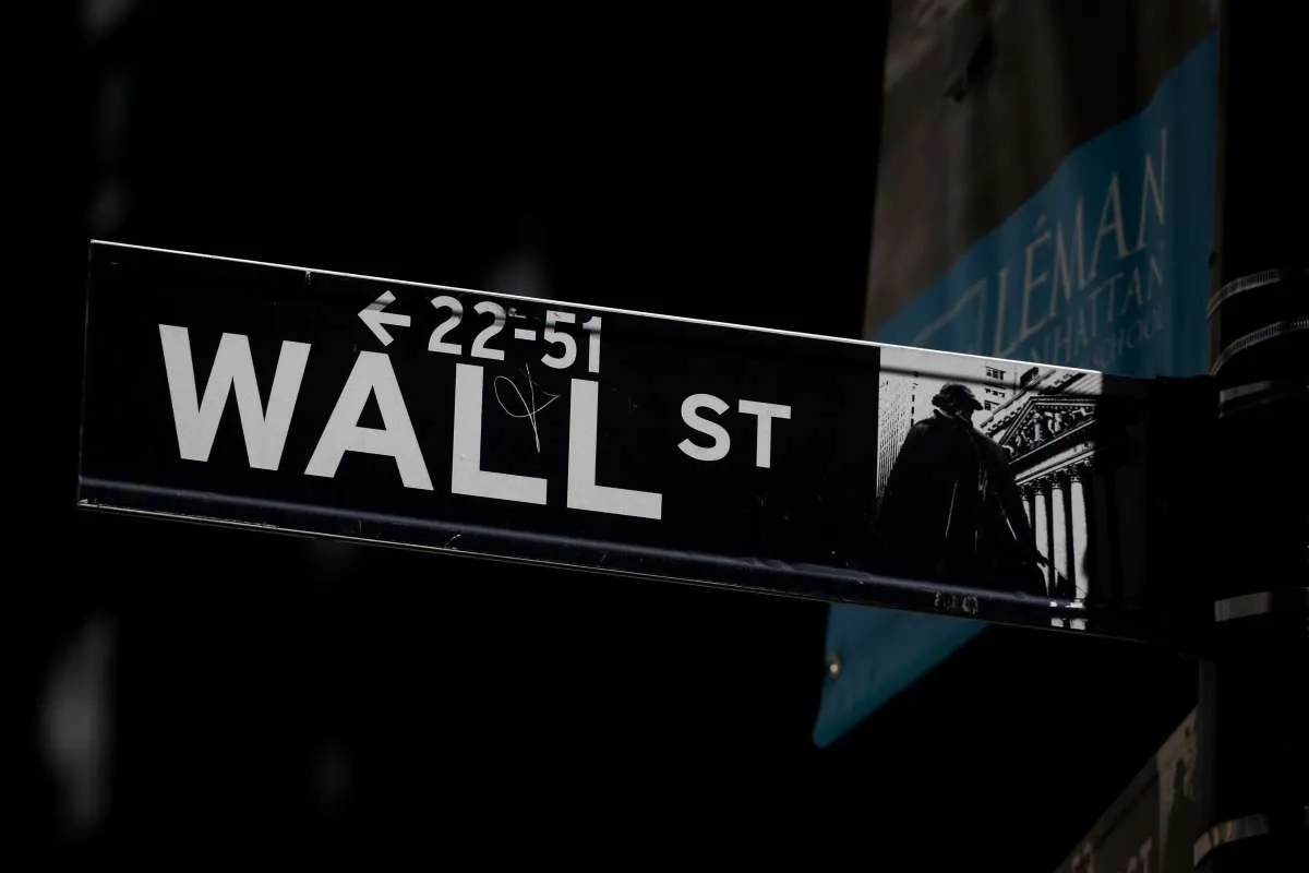 Wall Street naik tiga hari beruntun, mayoritas kinerja emiten di atas prediksi