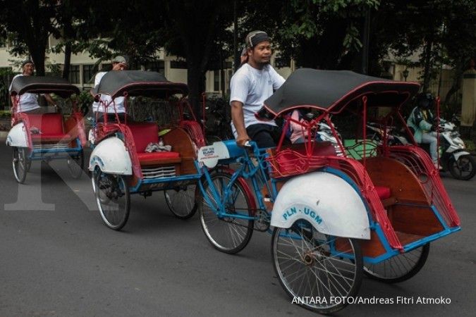 Pengemudi becak mengendarai becak listrik