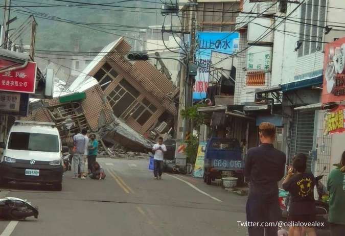 Powerful Earthquake Hits Southeast Taiwan, Collapsing Building