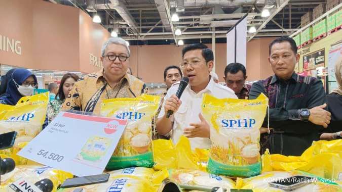 Ketua Umum Aprindo Roy Mandey, Kepala Bapanas Arief Prestyo Adi, dan Dirut Bulog Budi Waseso saat sidak ketersediaan beras SPHP di ritel modern Lottemart Wholesale, Pasar Rebo, Jakarta (8/9).