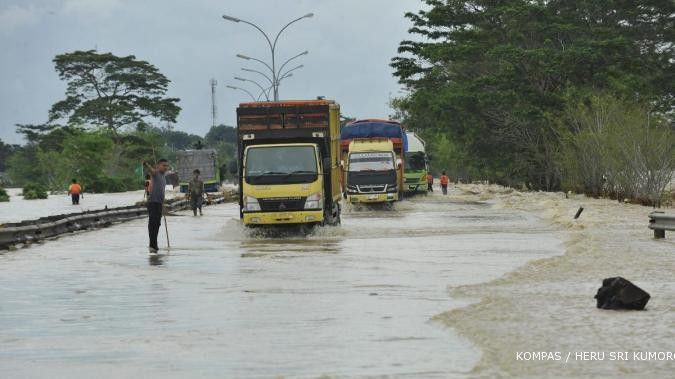 Flooded Jakarta airport road causes traffic jams