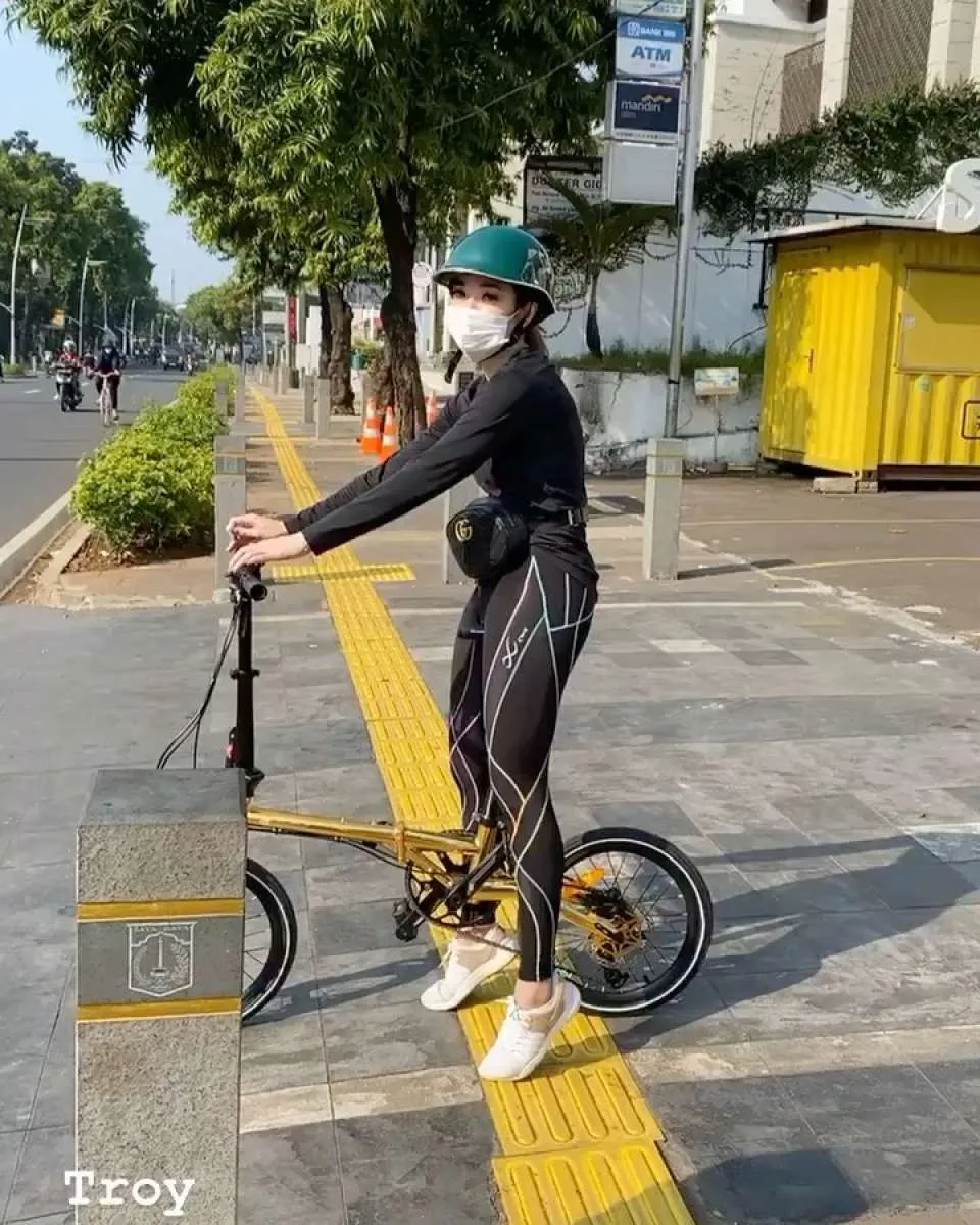 Sepeda pilihan penyanyi Gisel hanya yang murah, tapi outfitnya lebih mahal