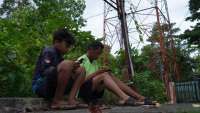 Anak Indonesia Habiskan Waktu 5-7 Jam / Hari Di Depan Layar Hp, Ini Bahayanya