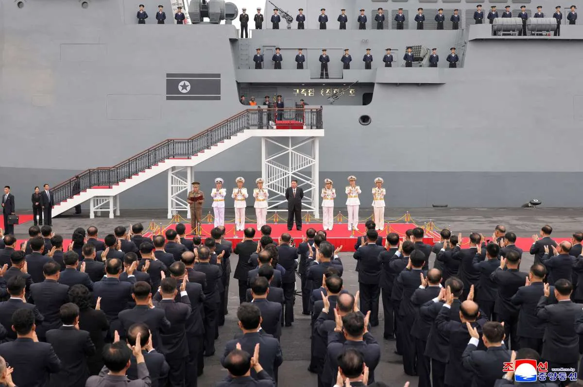 Kim Jong Un Pamerkan Rudal Balistik Antar Benua Terbaru di Parade Militer