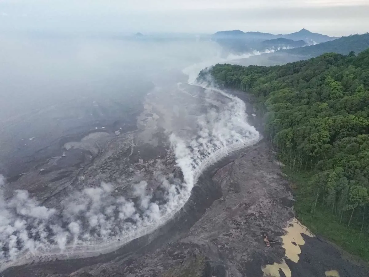 BPBD Tebar 9 Ton Garam untuk Modifikasi Cuaca di Langit Semeru