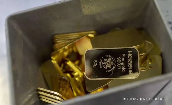 Gold Stays Below Key $2,000 Level as Markets Temper Fed Rate-Cut Bets