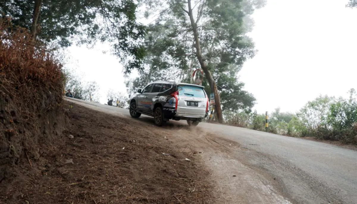 Saat mobil matik melahap tanjakan, ini kesalahan yang sering terjadi