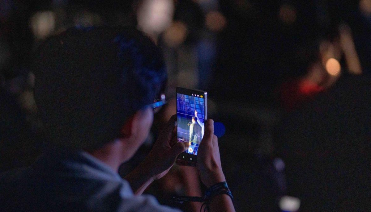 Kontan. Pengunjung Galaxy Festival menjajal kamera Galaxy S25 Series untuk menangkap momen konser