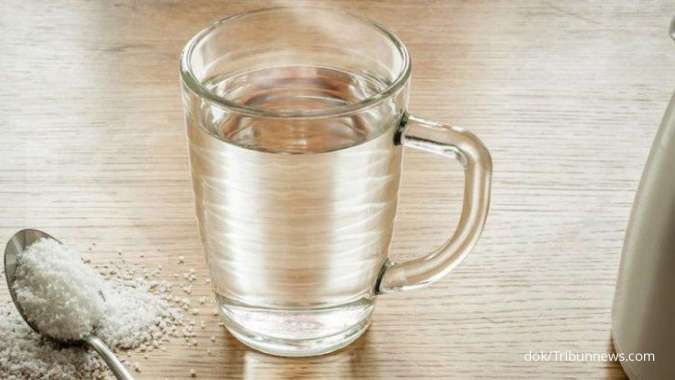 Air garam bisa jadi obat herbal sakit tenggorokan.