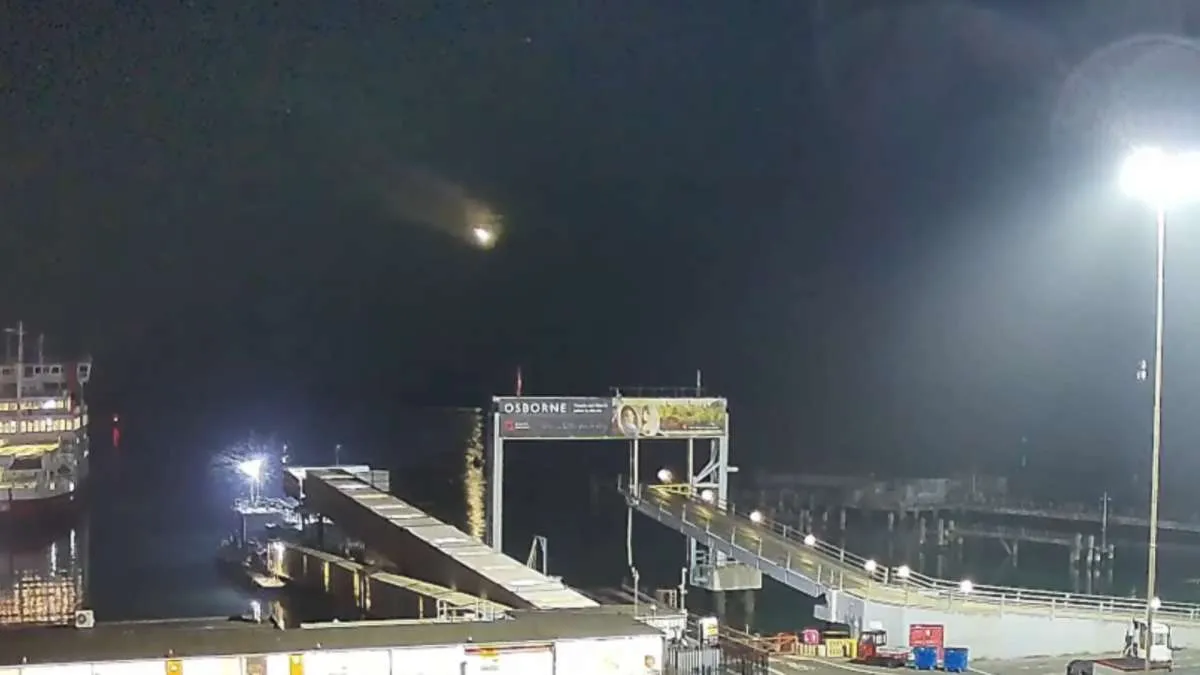 Sebuah video memperlihatkan fenomena meteor menyinari langit malam di Inggris