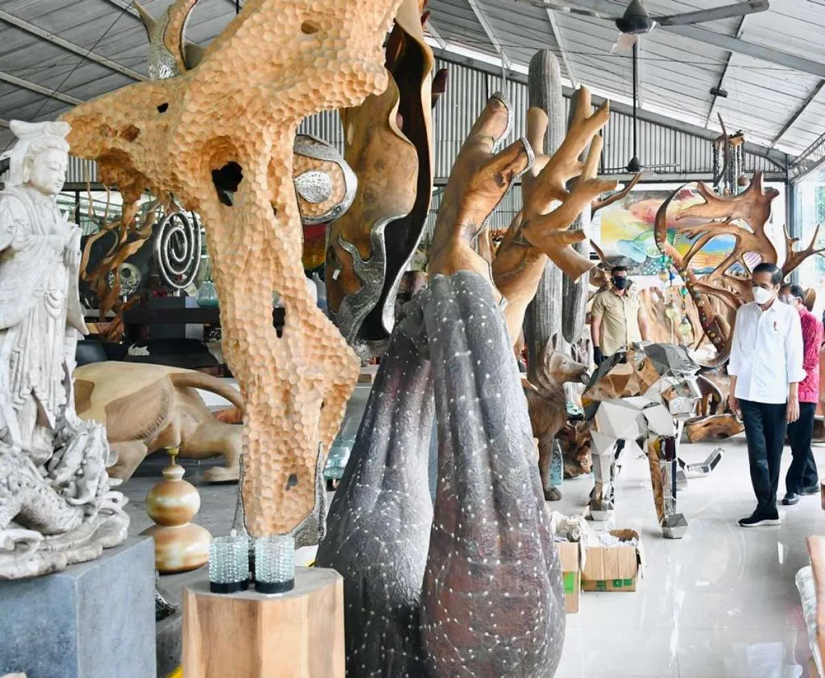 Momen Jokowi mampir ke toko kerajinan yang sepi di Ubud karena pandemi