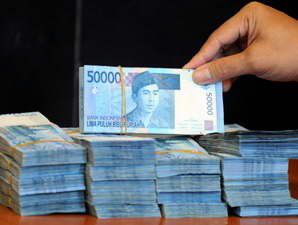 Rating naik dan isu inflasi membuat rupiah jalan di tempat