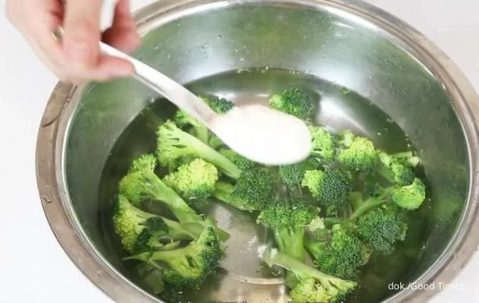 Tips Efektif Hilangkan Ulat Brokoli Agar Tak Termakan Saat Dimasak