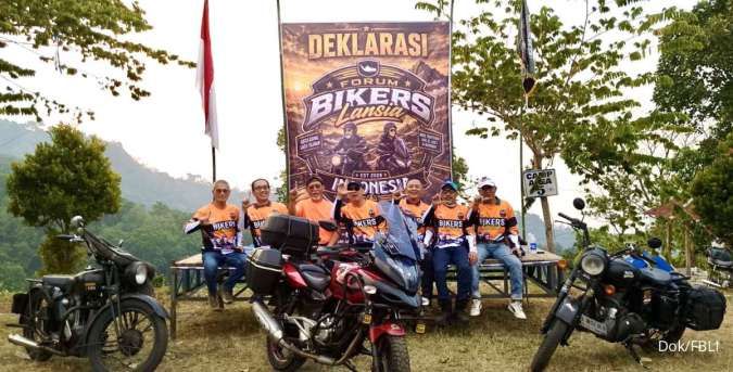 Kisah Mereka yang Tetap Touring Bersama di Usia Senja