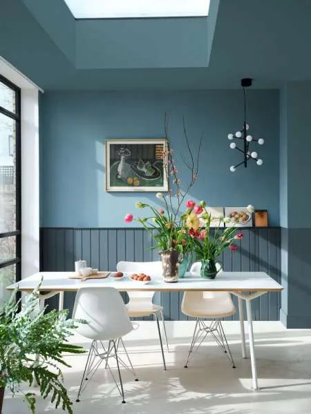 ruang makan biru pastel