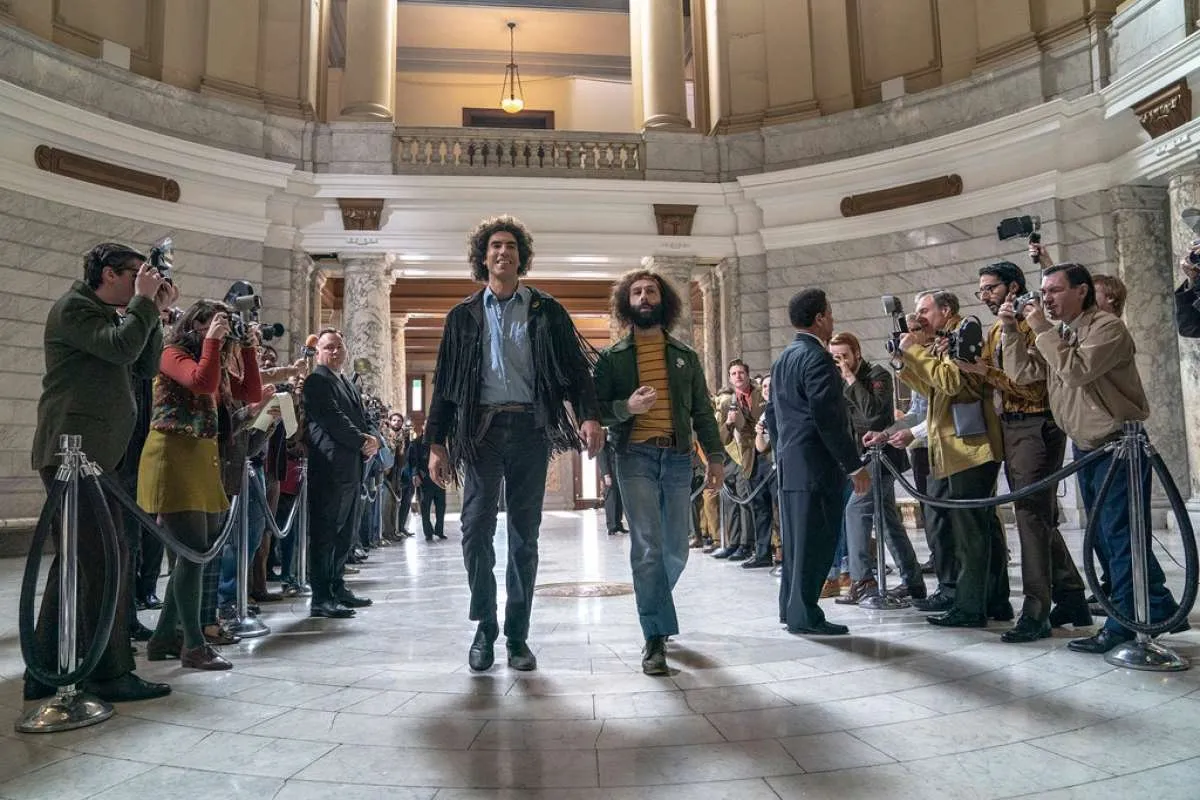 Film Netflix The Trial Chicago 7, persidangan panjang Eddie dan Sacha Baron   