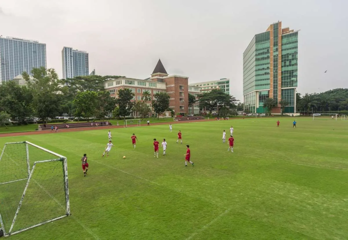 Bangga Indonesia Menjadi Tuan Rumah Piala Dunia U-17, UPH Kontribusi Rumput Lapangan