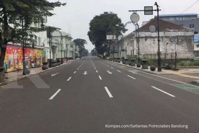 Polisi tutup jalan utama di Bandung untuk cegah penyebaran virus corona