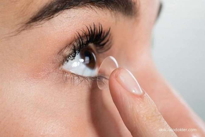 Ketahui Cara Memakai Softlens dengan Tepat Agar Mata Tidak Merah!