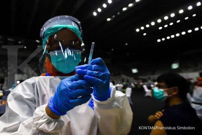 Indonesia's medical seniors get vaccines after regulator's green light