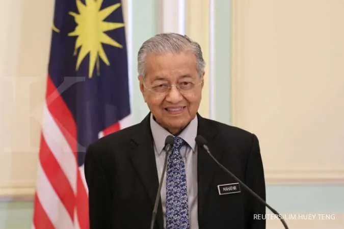 Malaysia's Mahathir returns as interim PM amid political uncertainty