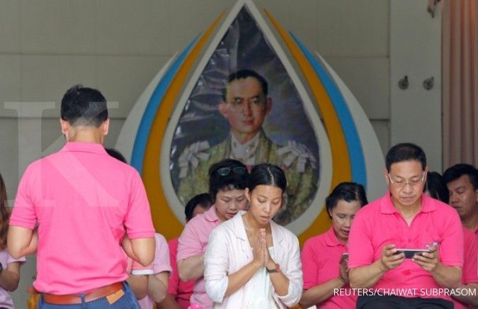 Baju warna pink demi kesembuhan raja Thailand