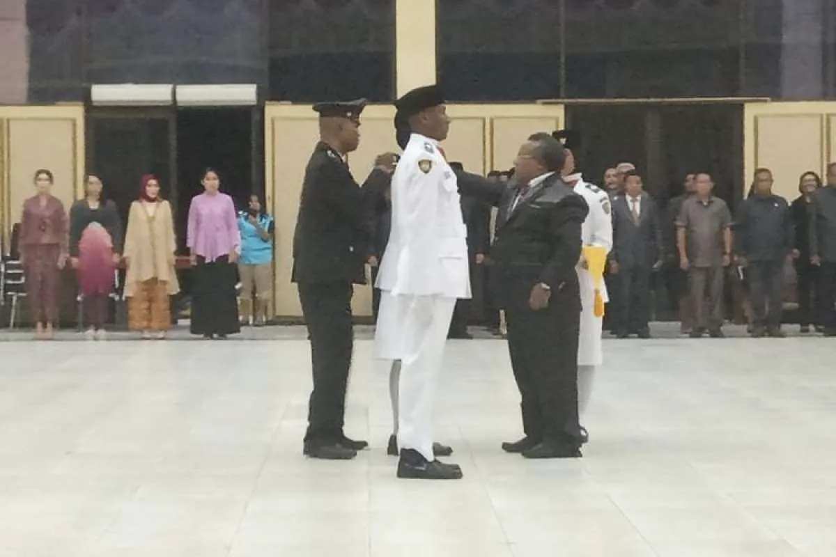 Air mata anggota paskibra tumpah saat mencium bendera merah putih 