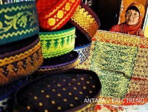 Penjualan kain songket melonjak di musim pernikahan