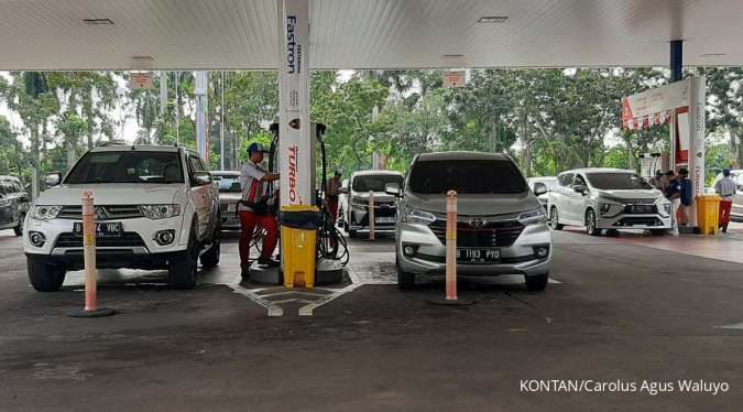 Pengendara mengisi bahan baka minyak(BBM) di SPBU Pertamina