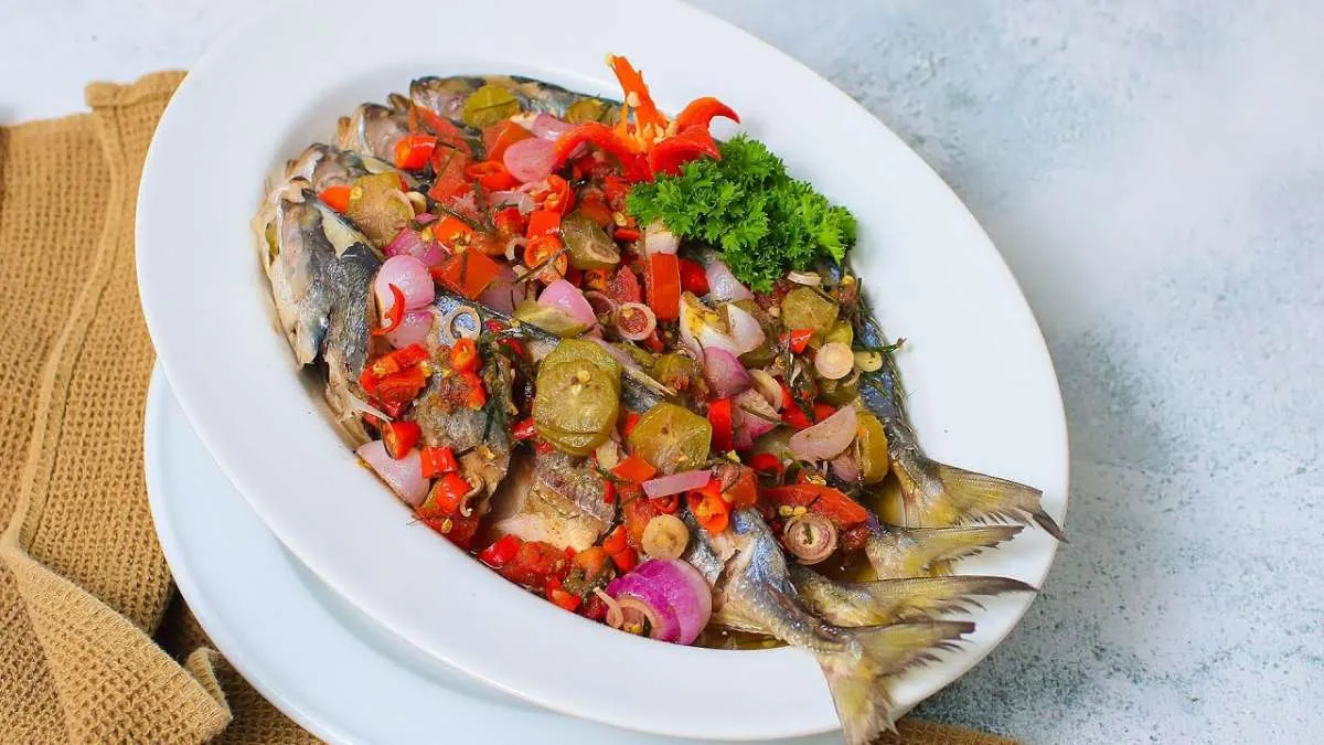 Resep Ikan Kukus Siram Cabe yang Rasanya Pedas Menyegarkan, Masak Praktis 10 Menit