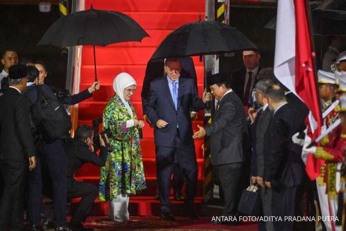 Di Bawah Guyuran Hujan, Prabowo Sambut Hangat Kedatangan Erdogan di Lanud Halim