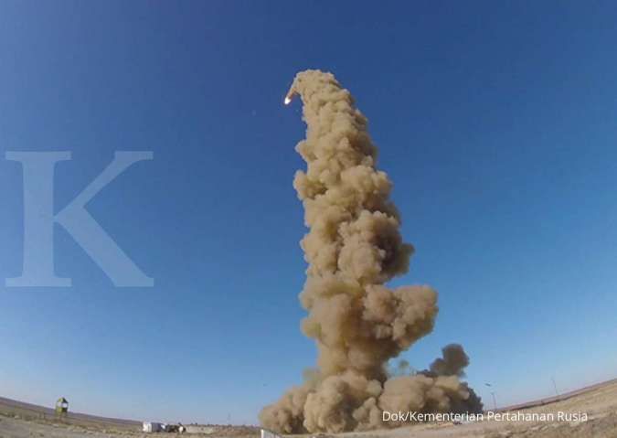 Di bawah komando Putin, Rusia gelar latihan peluncuran rudal dari darat, laut, udara