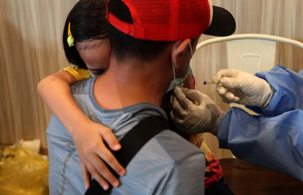 7 Tips Menenangkan Anak yang Tidak Mau Divaksin Covid-19 Karena Takut Disuntik