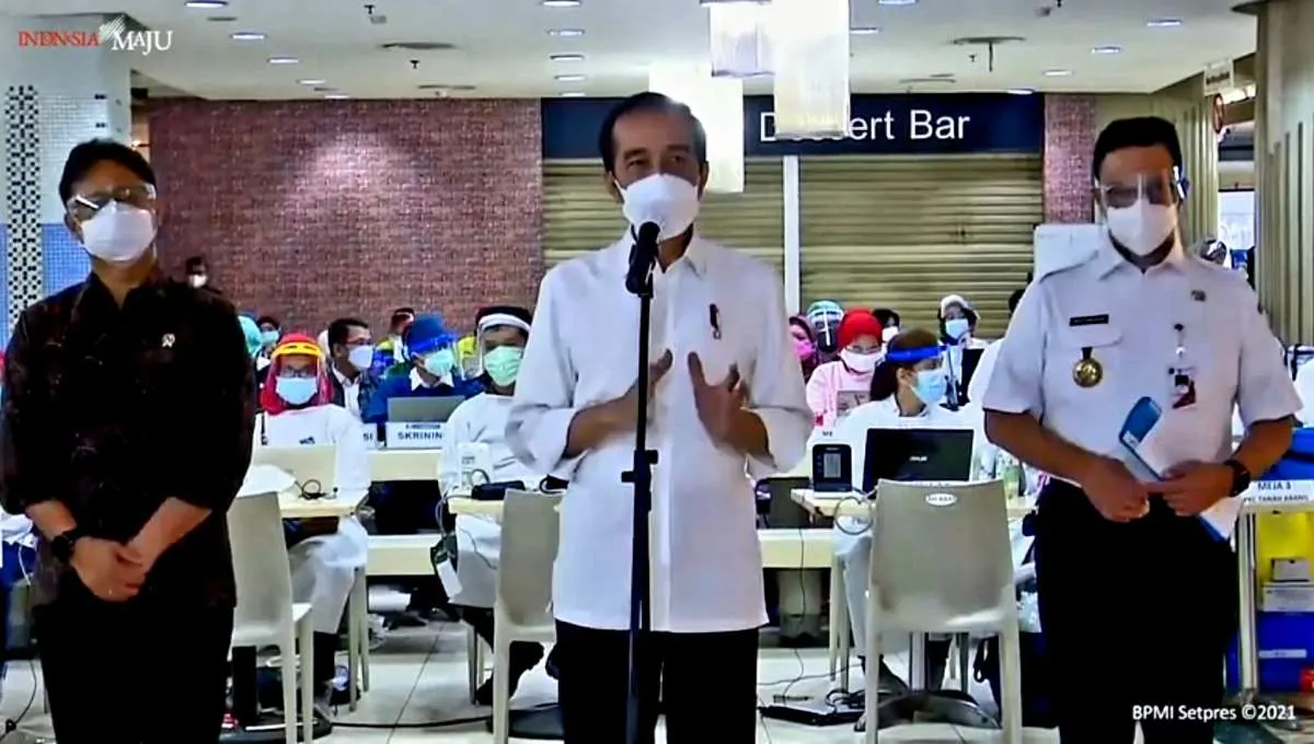 Anies dampingi Jokowi tinjau vaksinasi Covid-19 di Pasar Tanah Abang