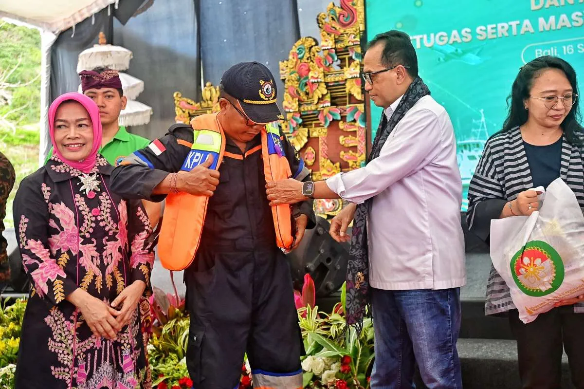 Peringati Harbupnas Kemenhub Salurkan Bantuan kepada Petugas &Masyarakat Transportasi