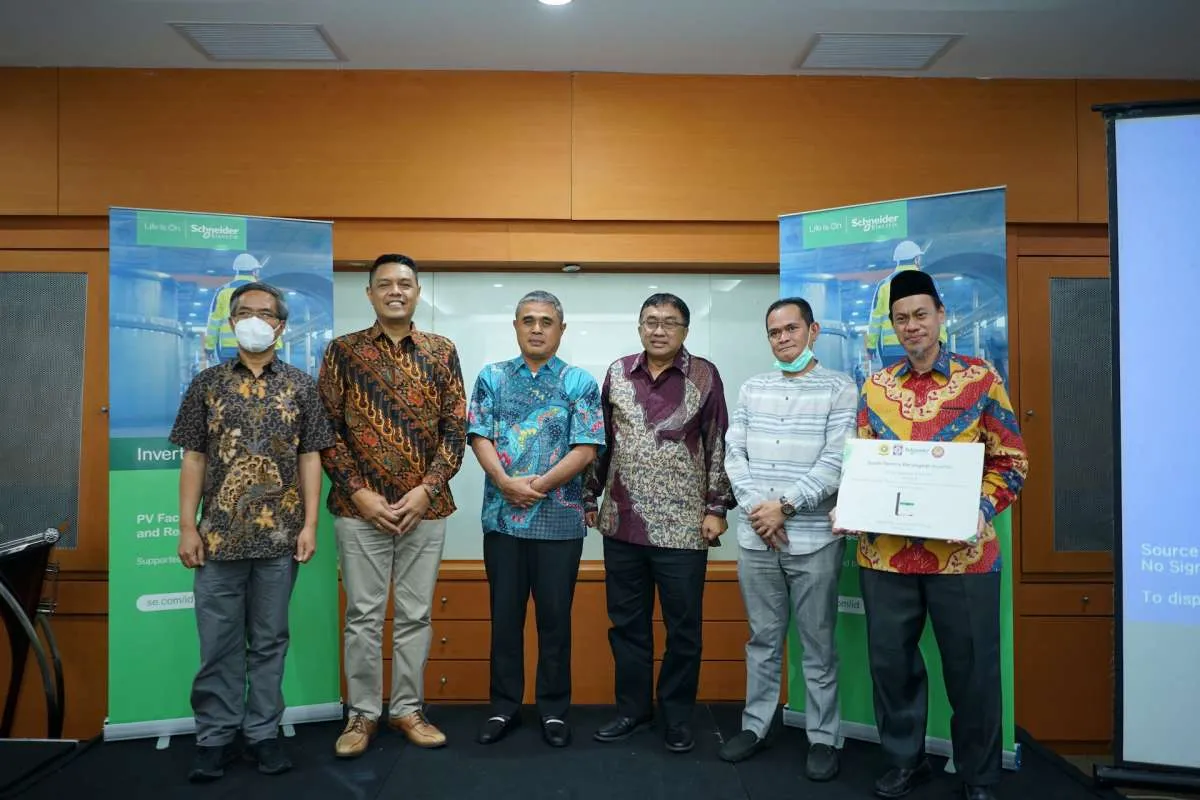 Schneider Electric Serah Terimakan Solar Inverter kepada Universitas Sriwijaya