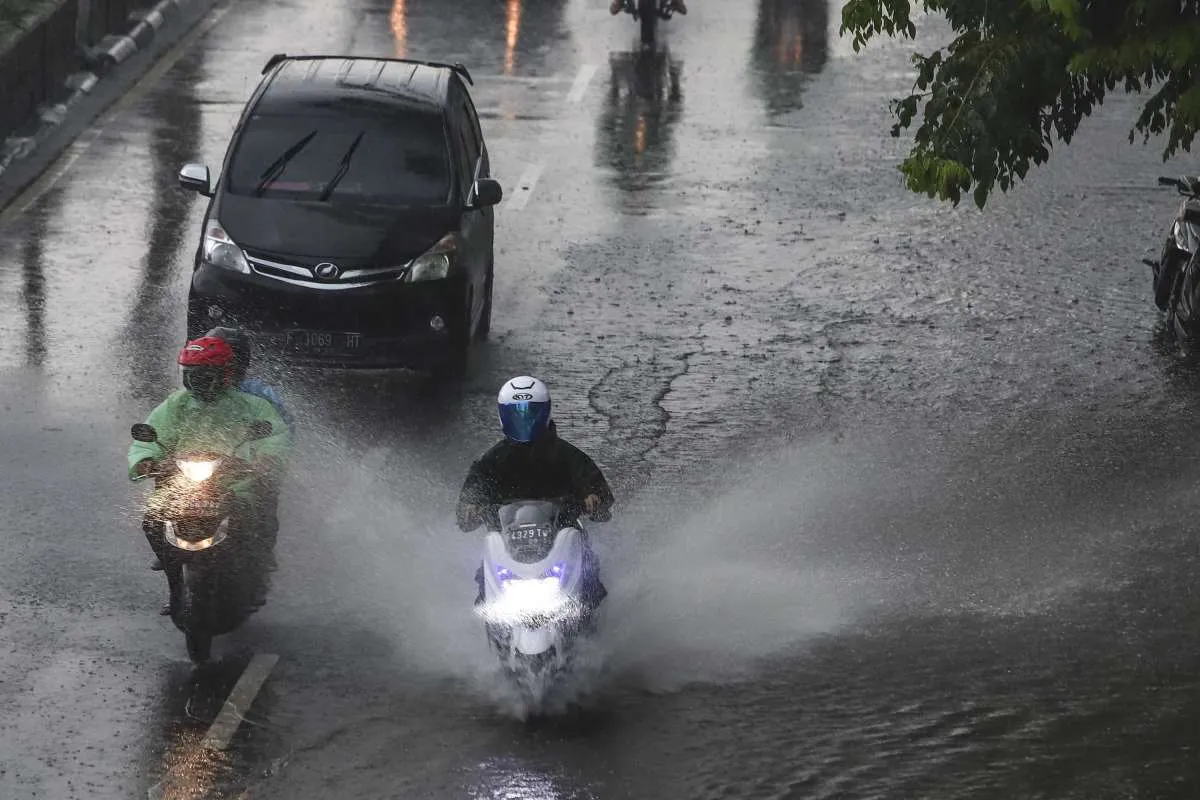 Cuaca hari ini di Jabodetabek hujan, tetap bawa payung dan jas hujan