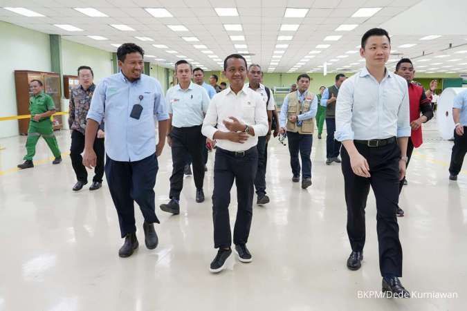 Investasi Hilirisasi Pulp, Menteri Bahlil Tinjau Progres Pabrik Kemasan RAPP di Riau