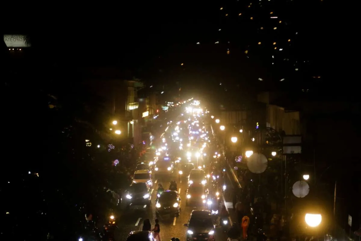 Jalan di Kota Bandung Mulai Dipadati Warga Jelang Tahun Baru 2023