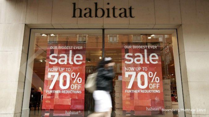 UK Retail Sales Slump as Inflation Rises, Spending Shifts